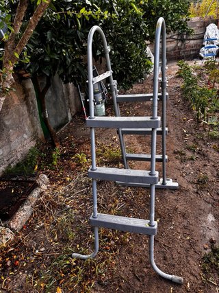 2 Escaleras Piscina Gris y la otra azul