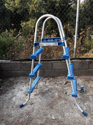 2 Escaleras Piscina Gris y la otra azul