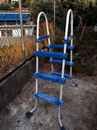 2 Escaleras Piscina Gris y la otra azul