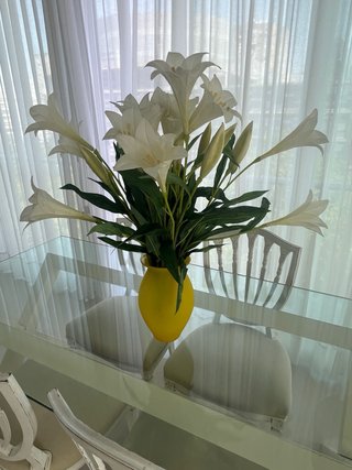 Jarrón de Villeroy & BOCH  con flores blancas
