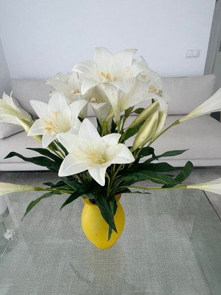 Jarrón de Villeroy & BOCH  con flores blancas