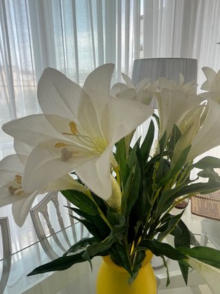 Jarrón de Villeroy & BOCH  con flores blancas