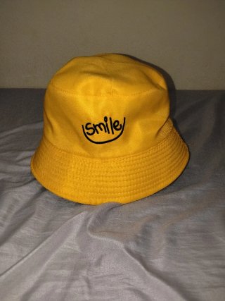 Gorro de pescador negro con smiley amarillo