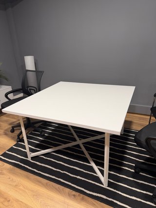Mesa de reuniones blanca