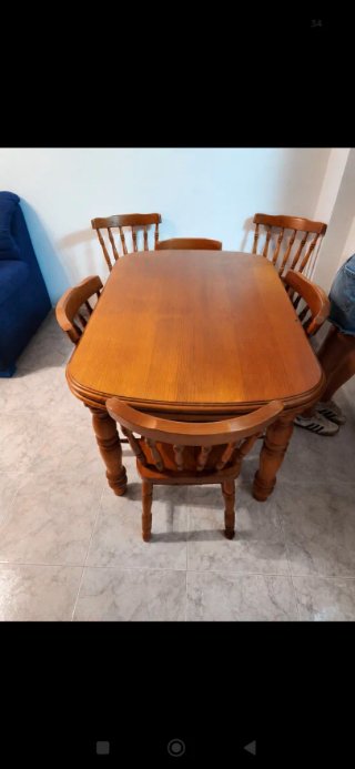 Mesa y 4 sillas de comedor de madera