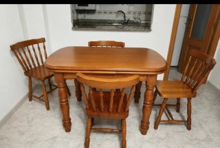 Mesa y 4 sillas de comedor de madera