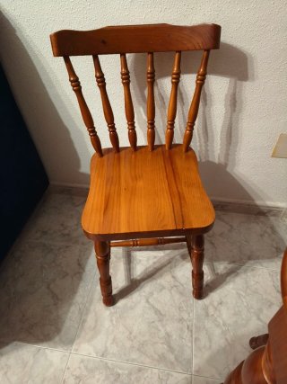 Mesa y 4 sillas de comedor de madera
