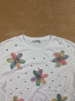Camiseta Talla Única Flores y Tachuelas
