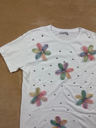Camiseta Talla Única Flores y Tachuelas