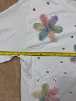Camiseta Talla Única Flores y Tachuelas