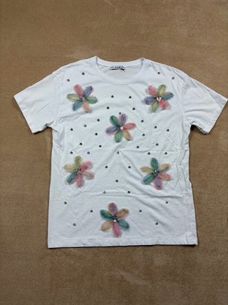 Camiseta Talla Única Flores y Tachuelas