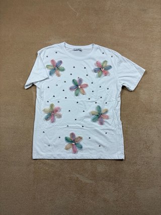Camiseta Talla Única Flores y Tachuelas