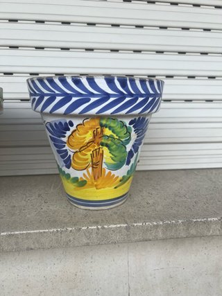 Maceta de cerámica pintada a mano