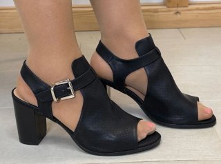 Zapatos negros de tacón abierto