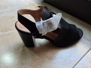 Zapatos negros de tacón abierto