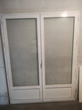 Puerta aluminio dos hojas abatibles