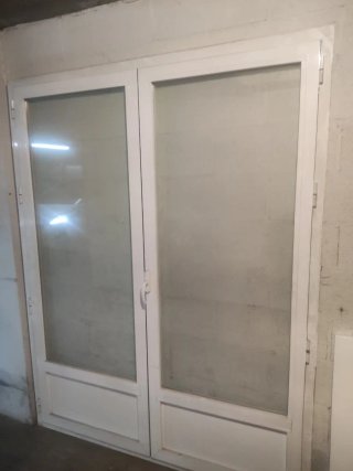 Puerta aluminio dos hojas abatibles