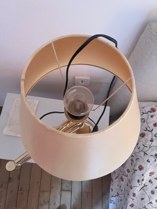 Lámparas de mesa dorada y beige