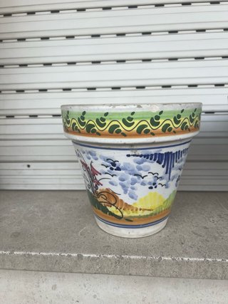 Maceta de cerámica pintada a mano