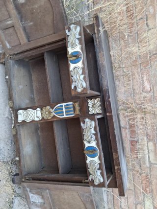 Armario antiguo de madera y metal