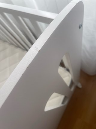 Cuna de bebé blanca y colchón