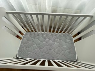 Cuna de bebé blanca y colchón