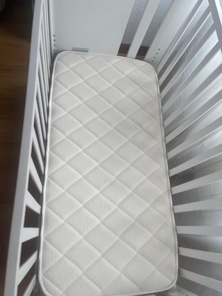 Cuna de bebé blanca y colchón