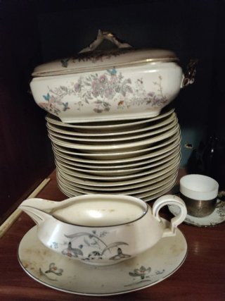 Jarra y jabonera antigua de porcelana