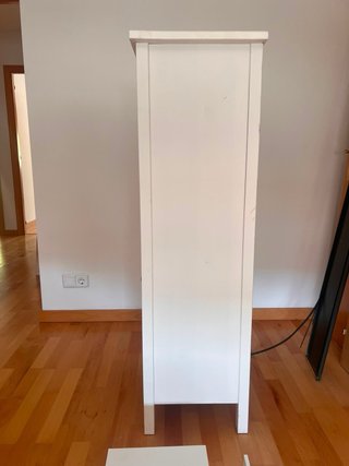 Cómoda y cajonera alta de madera blanca