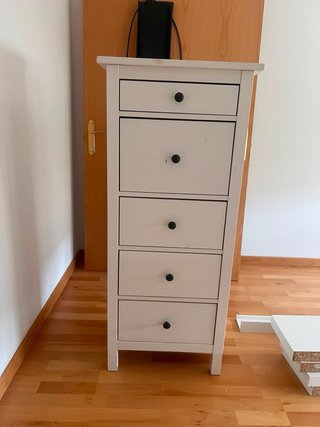 Cómoda y cajonera alta de madera blanca