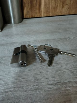 Cerradura de serreta con llaves