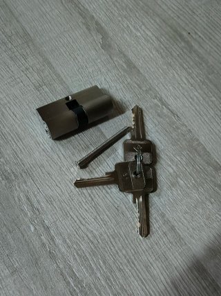 Cerradura de serreta con llaves