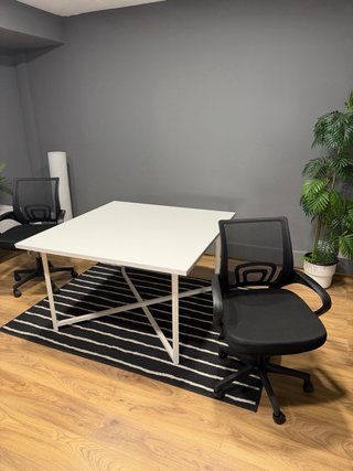 Mobiliario de oficina: Mesa y estantería