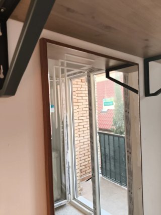 Estantería y espejo de pared