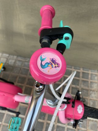 Bicicleta infantil rosa con ruedines