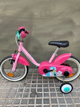 Bicicleta infantil rosa con ruedines