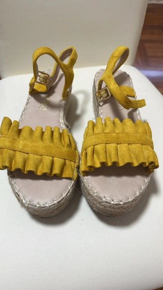 Sandalias cuña amarillas con volantes 38