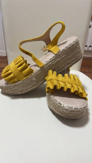 Sandalias cuña amarillas con volantes 38