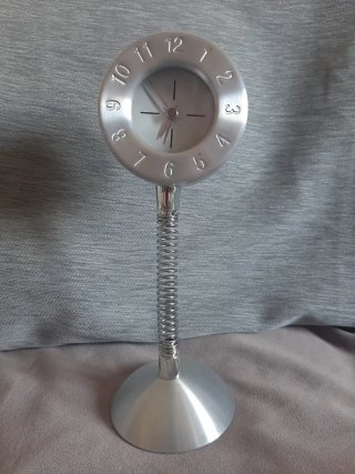Reloj despertador de mesa plateado