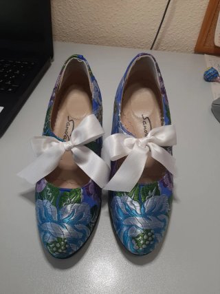 Zapatos de fallera talla 37. marca Sandal