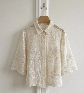 Blusa de encaje beige manga 3/4