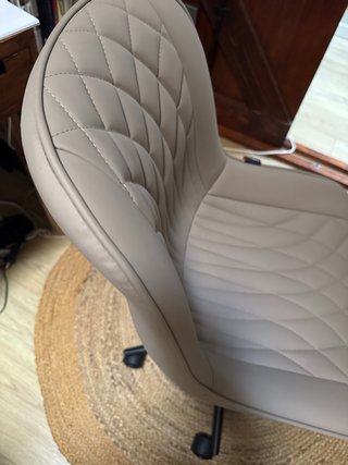 Silla de oficina beige y negra