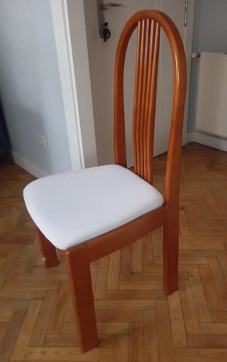 Silla de madera con asiento blanco