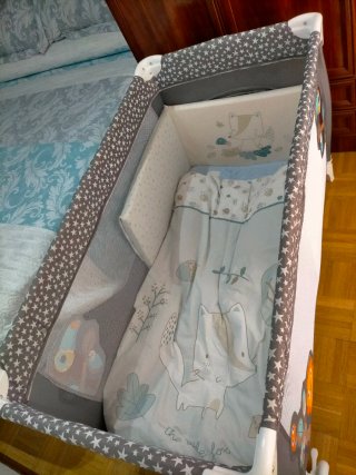 Cuna de viaje con colchón y ropa