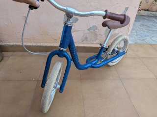 Bicicleta de equilibrio azul para niños