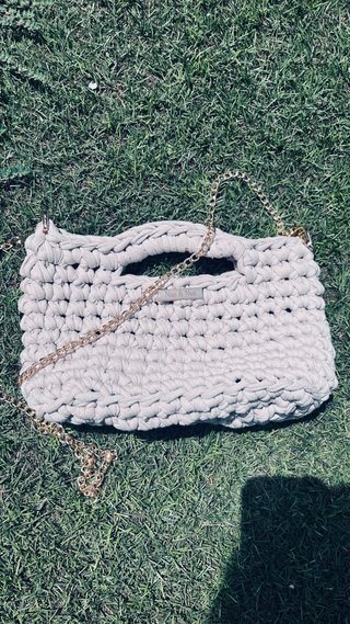 Bolso de crochet beige con cadena dorada