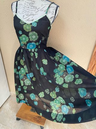 Vestido midi floral negro y verde