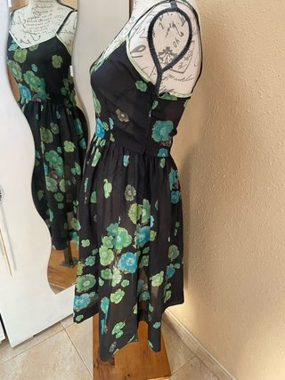 Vestido midi floral negro y verde
