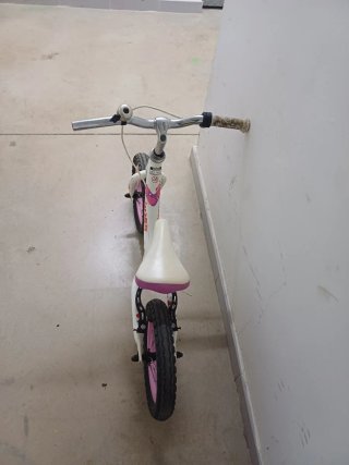 Bicicleta de equilibrio Kross blanca y rosa