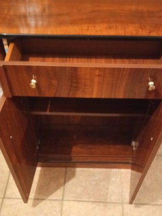 Mueble de entrada madera y metal.